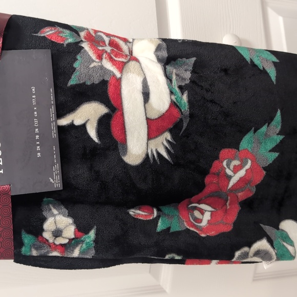 Ed Hardy Black Plush Throw - Picture 6 of 7